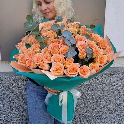 51 кремова троянда з евкаліптом